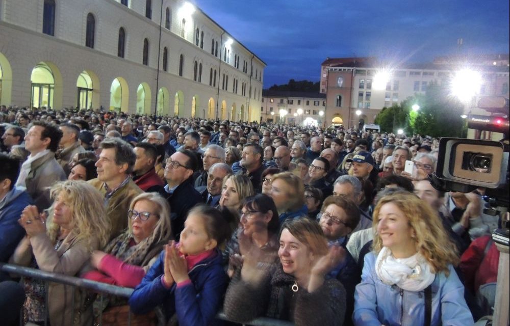 Tremila persone per Salvini a Tortona. Duro attacco a Cinquestelle, Coop migranti, giornalisti e Saviano