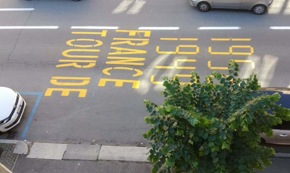 Tortona celebra Fausto Coppi con delle scritte colorate sulle strade