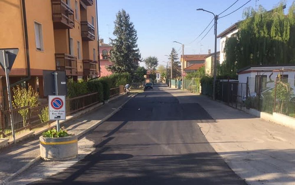 Con questo modo di asfaltare a Tortona si aggiustano più strade