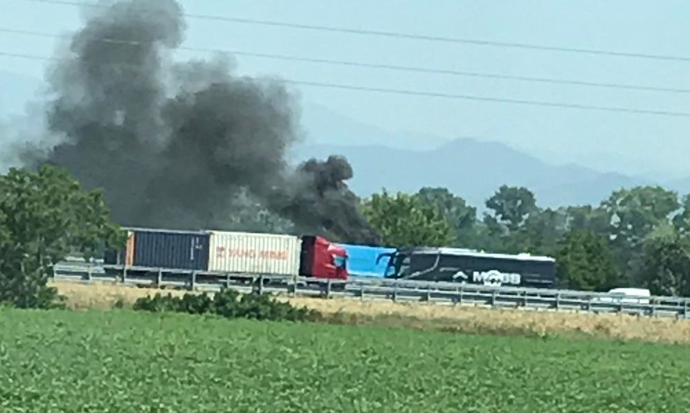 A Tortona fa troppo caldo, i freni si surriscaldano e questo camion prende fuoco insieme alle sterpaglie