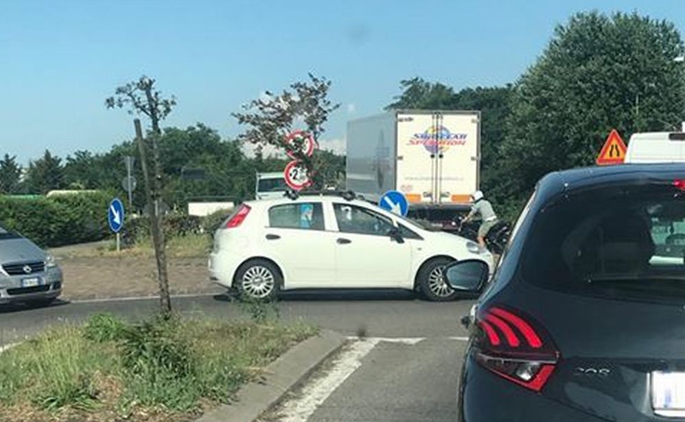 A Tortona l’ennesimo camion cerca di passare sul cavalcavia interdetto creando code, allontanato a suon di clacson