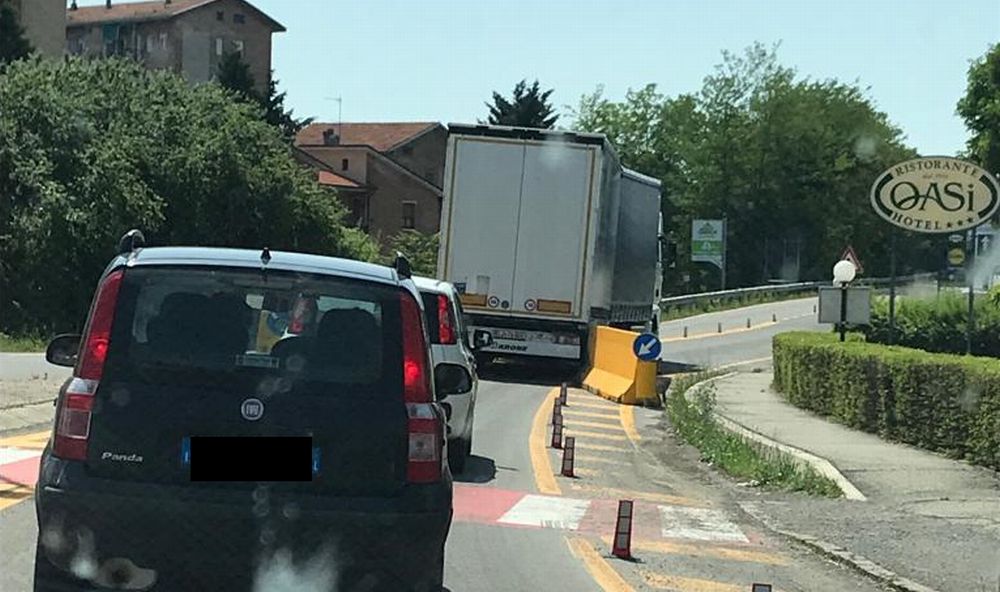 A Tortona ecco l’ennesimo camion che forza le barriere e passa sul viadotto a rischio. E’ straniero e si può fare poco