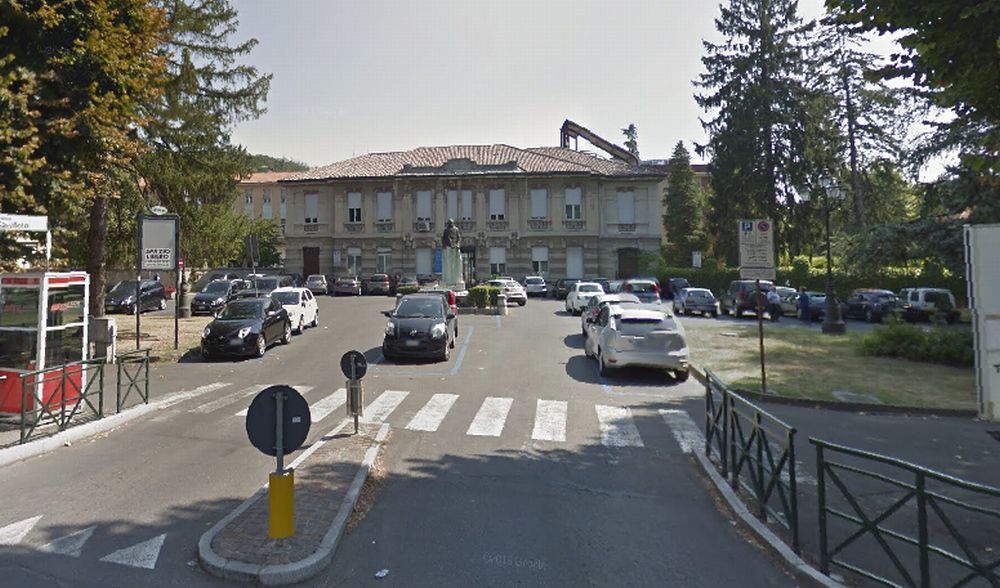 Spacca il vetro di un’auto parcheggiata davanti all’ospedale di Tortona per rubare, preso