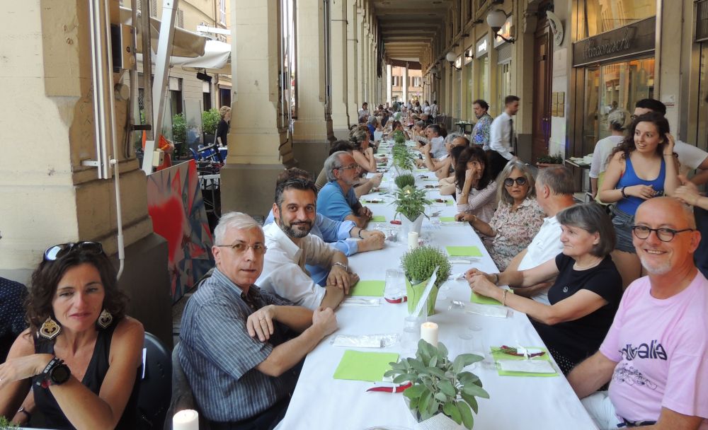 Gran festa nel cuore di Tortona col Sindaco che canta e via Emilia che diventa discoteca. Le immagini