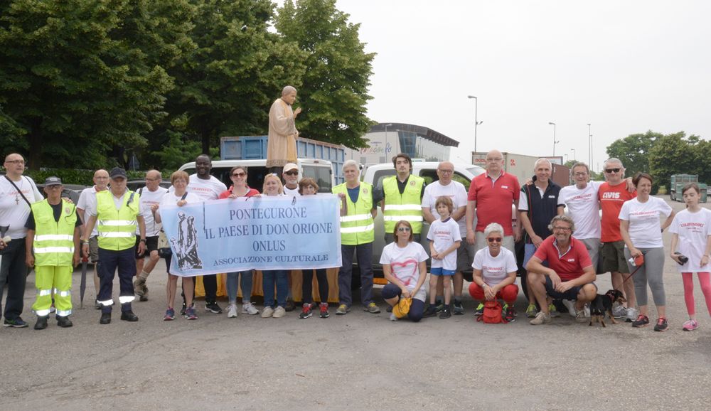 Chi si iscrive per la prima volta, chi ritira la maglietta, chi si diverte: le immagini di “Colorundoci con Don Orione”