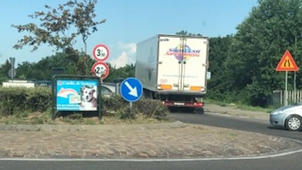 Brillante azione dei Vigili urbani di Tortona che sotto il temporale bloccano due camion che passavano sul cavalcavia interdetto