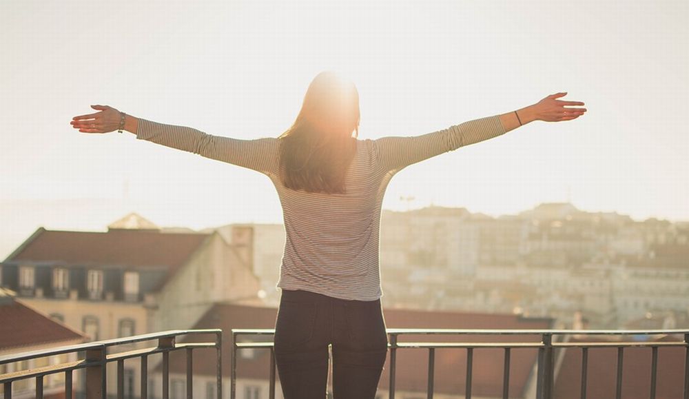 Tortona, per scappare dal marito si cala dal balcone e rimane intrappolata. Salvata dai pompieri