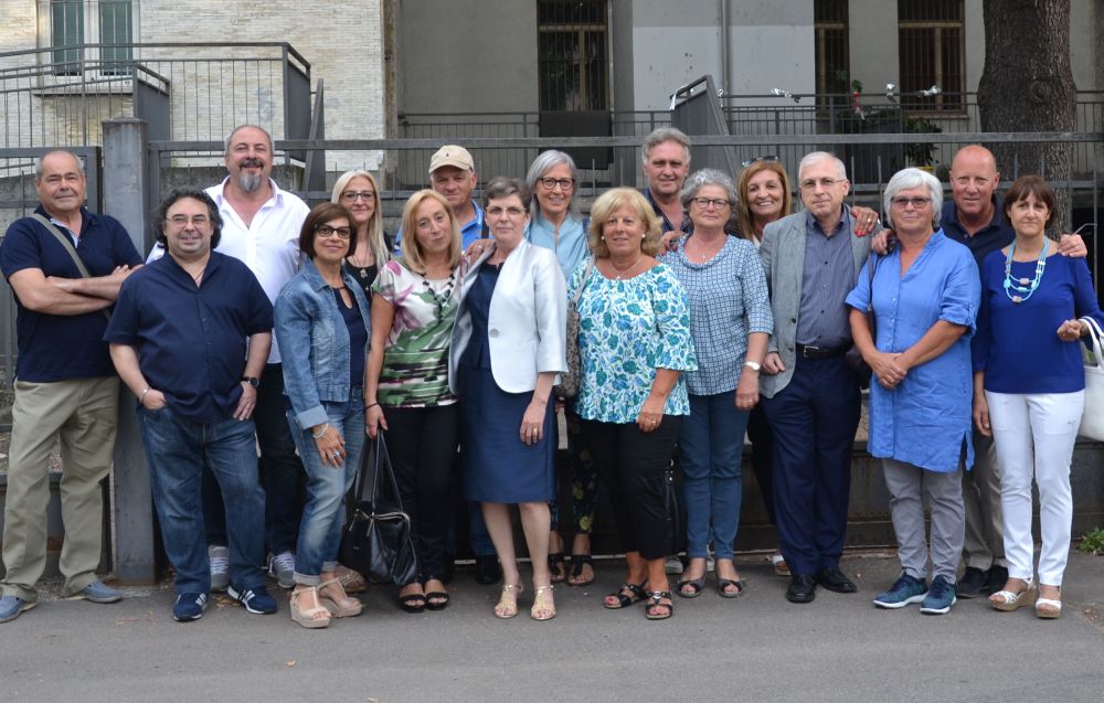 La storia dei compagni di scuola di Tortona che si rivedono dopo quasi mezzo secolo. Le immagini prima e dopo