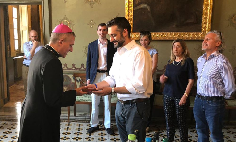 Venerdì a Tortona c’è la via Crucis ma solo con Vescovo e Sindaco. I fedeli la possono seguire sul web o affacciarsi alle finestre