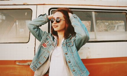 Fa caldo e un giovane corre nudo per le strade di Tortona: è accaduto stamattina, filmato dai passanti