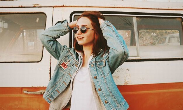 Fa caldo e un giovane corre nudo per le strade di Tortona: è accaduto stamattina, filmato dai passanti