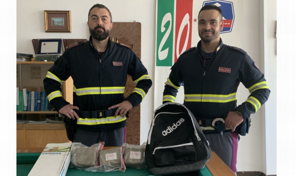 La Polizia Stradale Ovada intercetta un carico di hashish diretto al mercato genovese, 5 arresti.