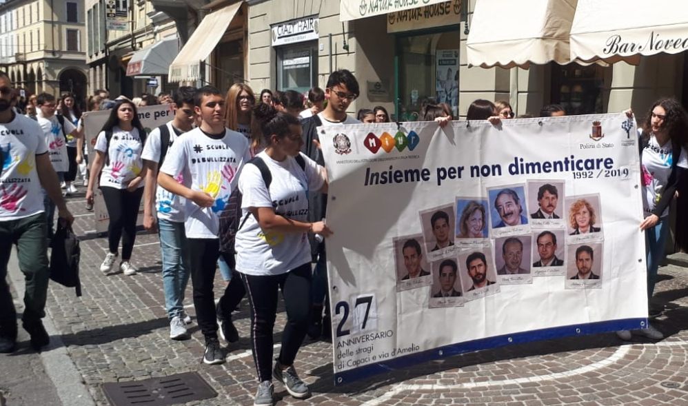 I giovani del Liceo Peano di Tortona hanno ricordato le vittime della Mafia con una sentita manifestazione