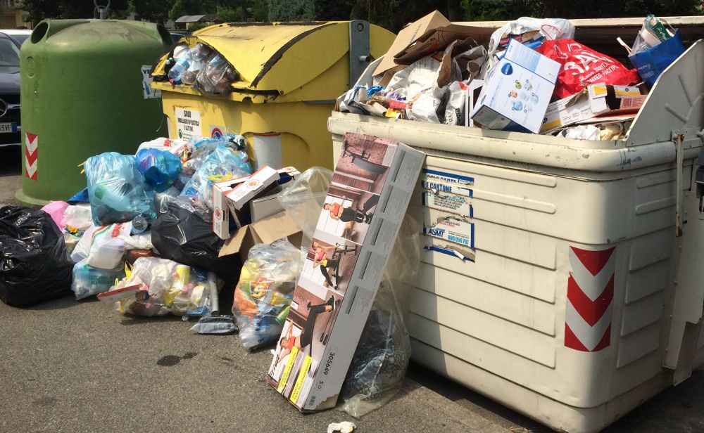 A Tortona Gestione Ambiente si dimentica di raccogliere i rifiuti e questo è il risultato