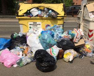 Cassonetti dei rifiuti non svuotati a Tortona, Gestione Ambiente spiega il motivo e si scusa