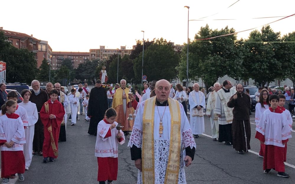 A Tortona celebrata la festa del sacro cuore con processione e fuochi artificiali