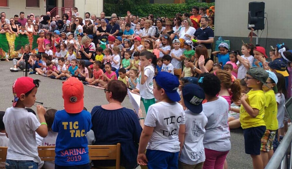 I bambini della scuola Sarina di Tortona hanno salutato la fine dell’anno scolastico con una recita