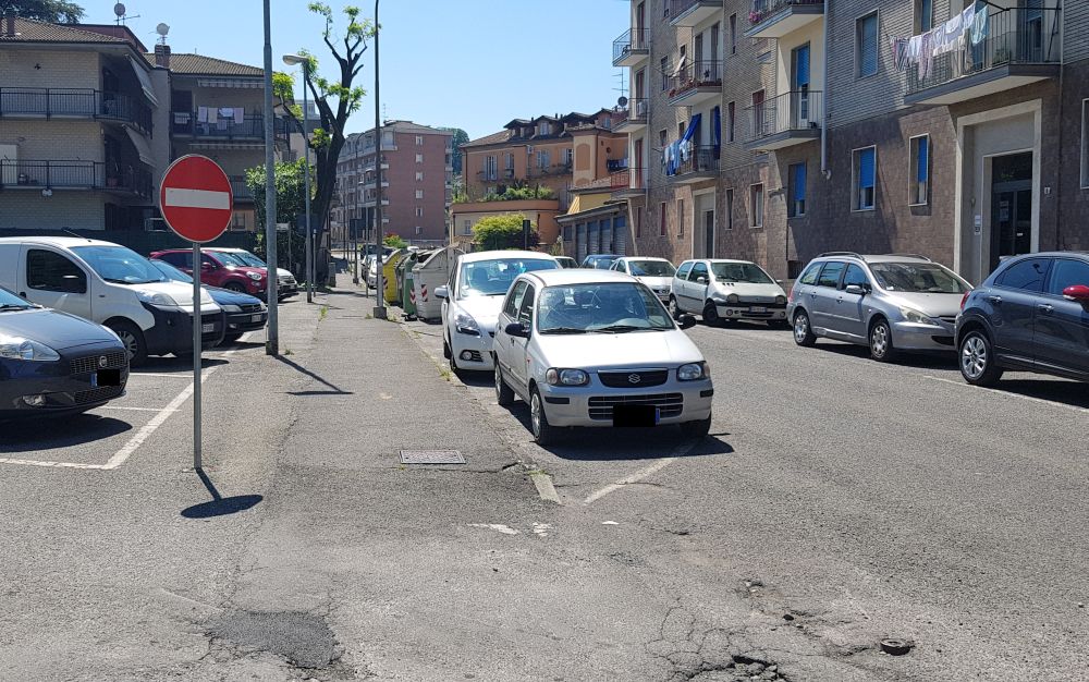 Tortona, l’uscita del parcheggio in via Orsi è pericolosa, Azione Tortona chiede provvedimenti