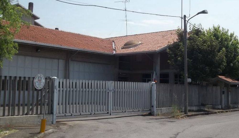 Problemi a Carbonara: il vento stacca il tetto di un maneggio, intervengono i pompieri che salvano anche una pensionata a Tortona