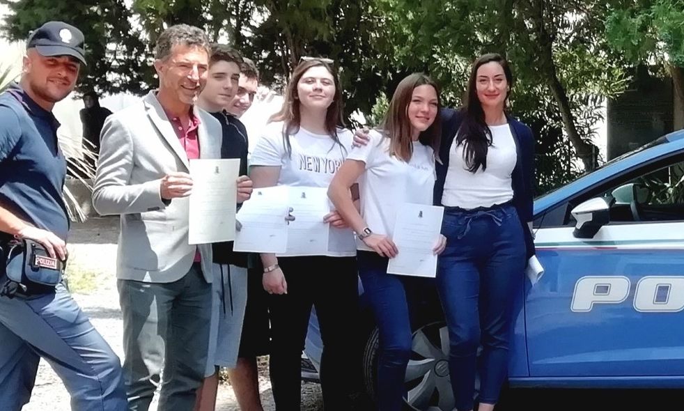 Ventimiglia. La Polizia dpremia i vincitori provinciali del concorso Nazionale “PretenDiamo Legalità”