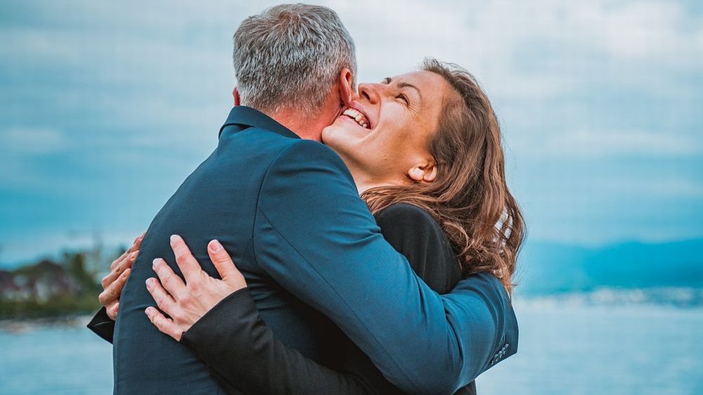 Giovane rumena abbraccia un pensionato e gli ruba il rolex nel casalese