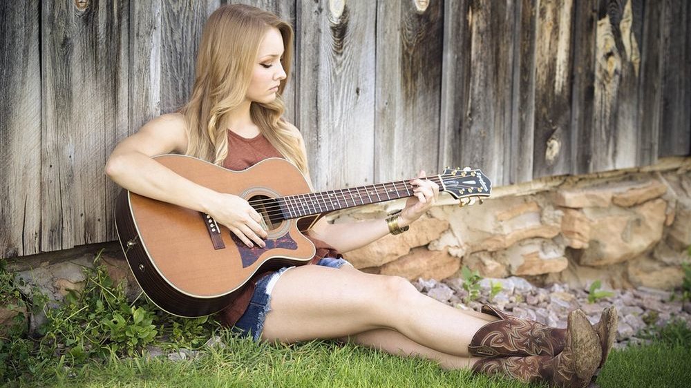 A Diano Marina musicista di strada intralcia il passaggio al mercato e viene multata