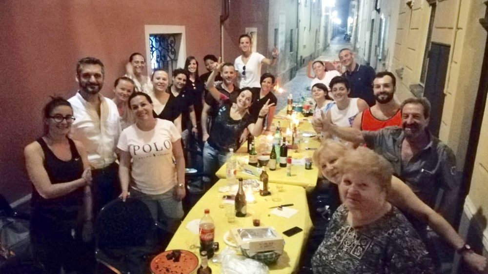 Una cena all’aperto tra vicini di casa, ecco la nuova iniziativa delle tortonesi Valentina Calabrò e Marina Ranaldo