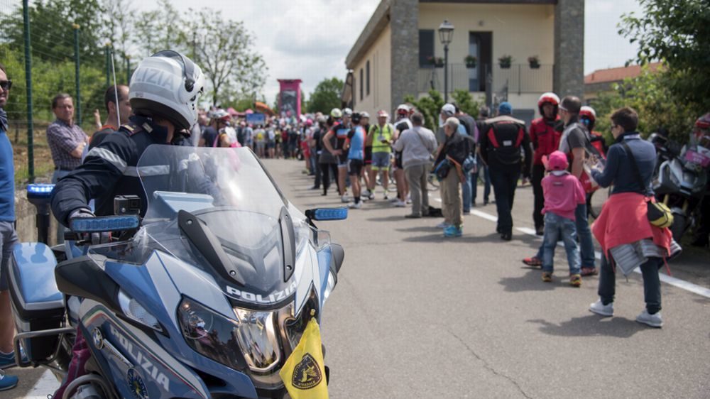 La polizia stradale di Alessandria scorta le  atlete del  30° “giro rosa iccrea”