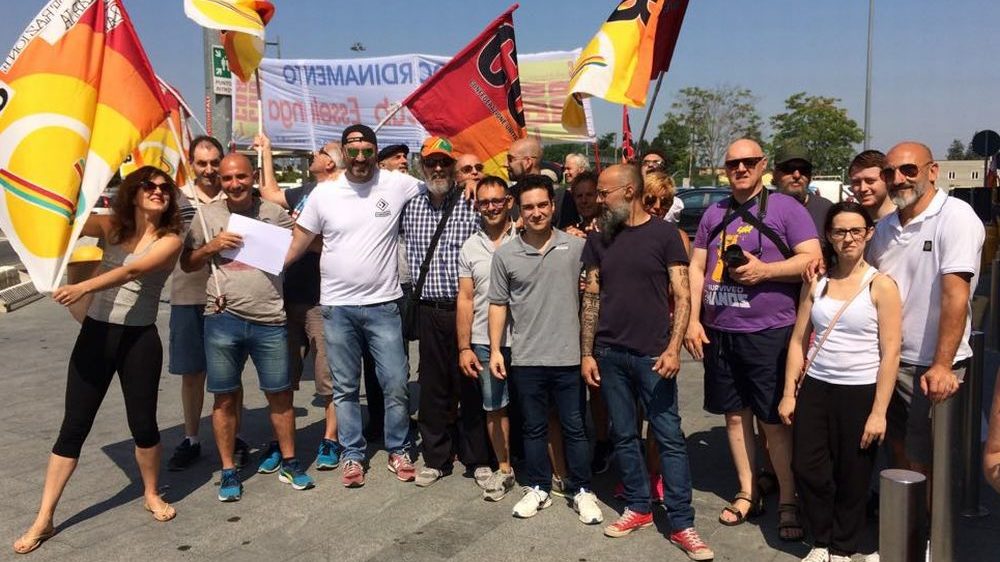 I lavoratori dell’Esselunga di Tortona scendono in piazza tra lo stupore della gente