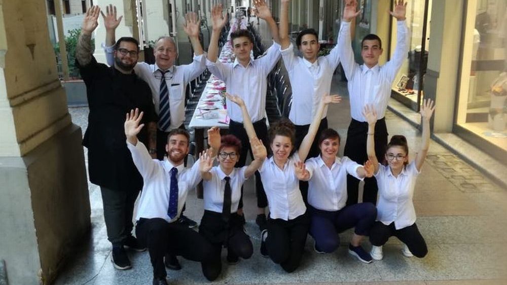 Andrea Bani del Bardoneschi tiene a galla il commercio a Tortona con l’ennesima cena, sfilata e ballo delle debuttanti