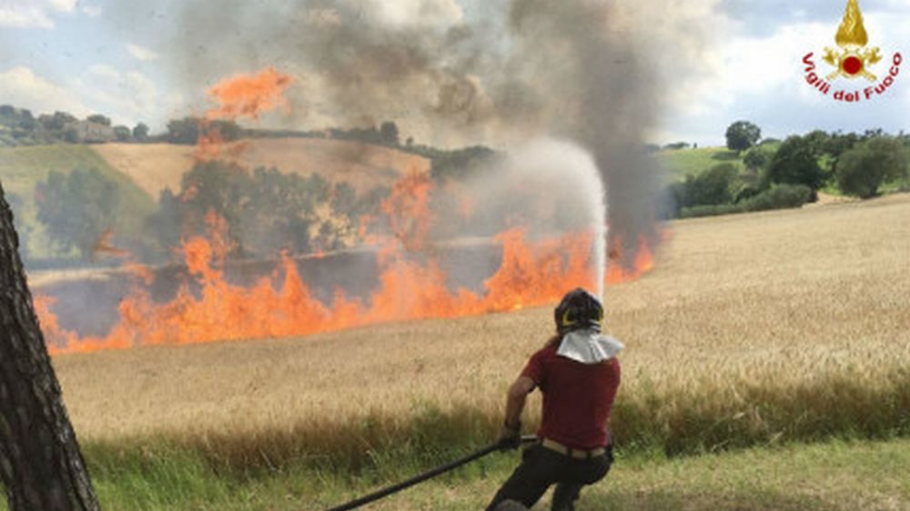 I Vigili del Fuoco di Tortona riescono a bloccare un incendio a pochi metri da una casa