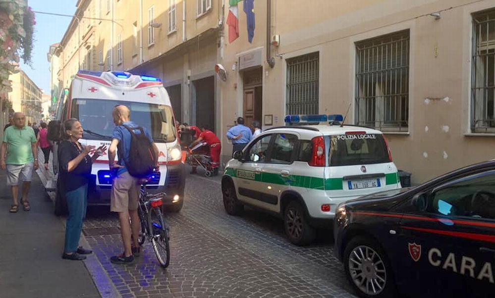 A 30 gradi viaggia in bicicletta nel centro di Tortona con sciarpa e cappello e poi accusa un malore
