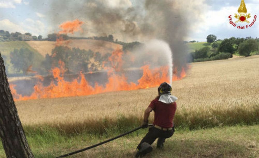 Maxi incendio fra Viguzzolo e Castellar  Guidobono: brucia un ettaro di paglia e per poco un capannone