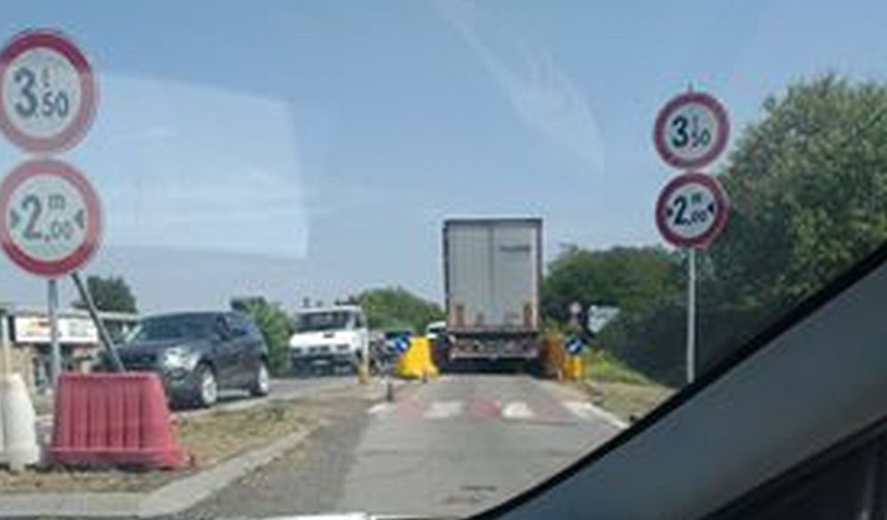 Tortona, ecco un sistema per evitare che i camion forzino le barriere sul cavalcaferrovia