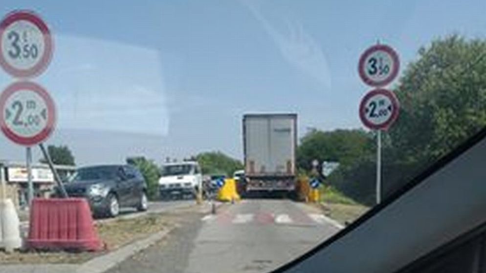 Nuovo camion che forza il blocco a Tortona e transita sul cavalcavia coi piloni consumati