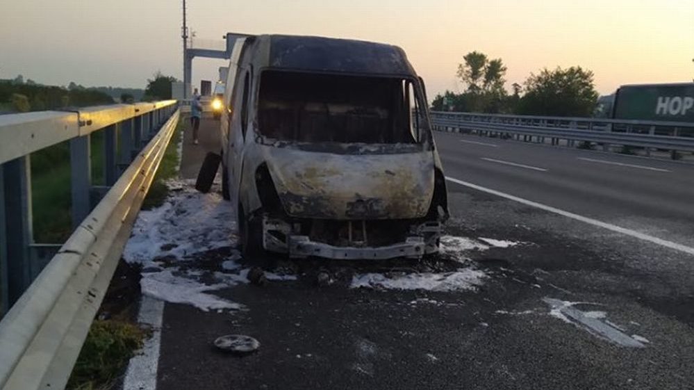 Questo furgone distrutto dalle fiamme alla periferia di Tortona