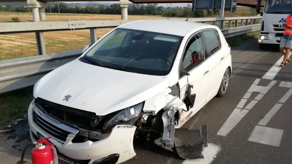 Schianto fra tre auto alla periferia di Tortona, sei persone coinvolte fra cui due bambine. Code e traffico in tilt