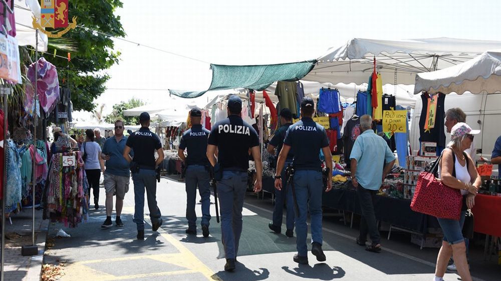 Maxi sequestro di merci con marchio falso al mercato di Ventimiglia. Oltre 100 gli oggetti sequestrati