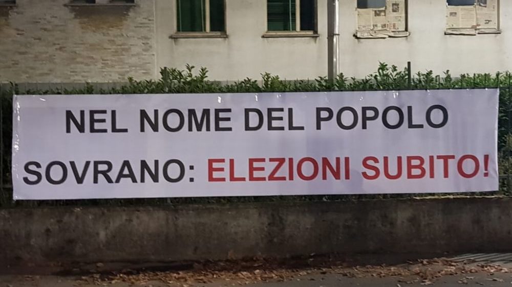 Crisi di Governo: Tortona dice la sua e in tanti chiedono elezioni subito con uno striscione