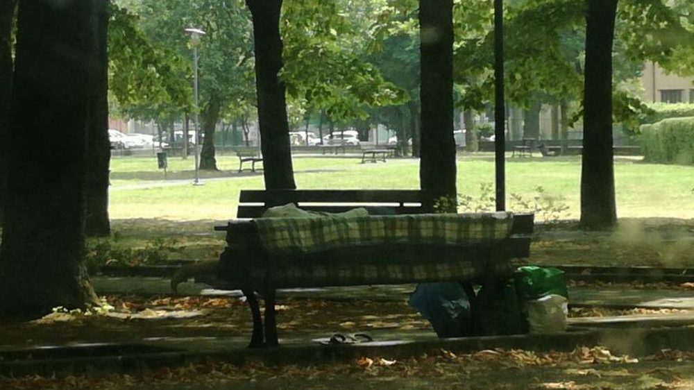 A Tortona la panchina dei giardini diventa la casa di un clochard