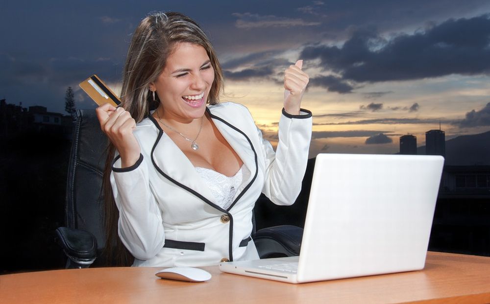 Donna di Bassignana fa acquisti sul web per 7 mila euro, poi si pente e finge un furto