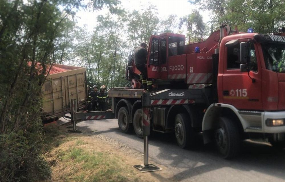 Camion in bilico sulla scarpata della ferrovia a Carbonara, stop ai treni, intervengono i pompieri