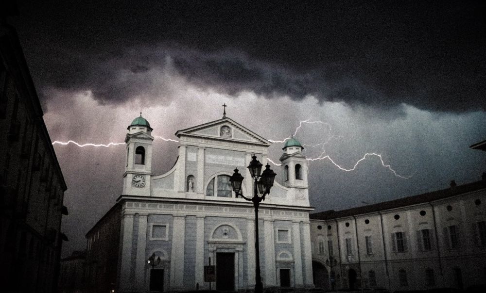 Domenica Tortona ricorda i morti di Coronavirus (e non solo) con una grande messa in Duomo e altoparlanti in piazza