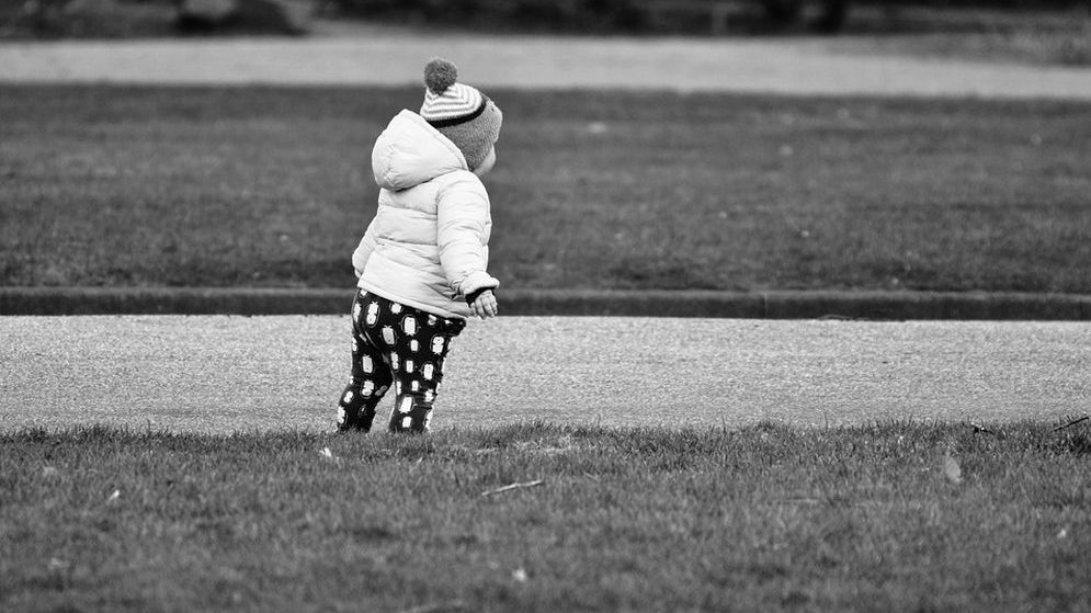 Ad Alessandria bimbo di 4 anni scavalca la recinzione, raggiunge la strada e si  perde, ritrovato dalla Polizia