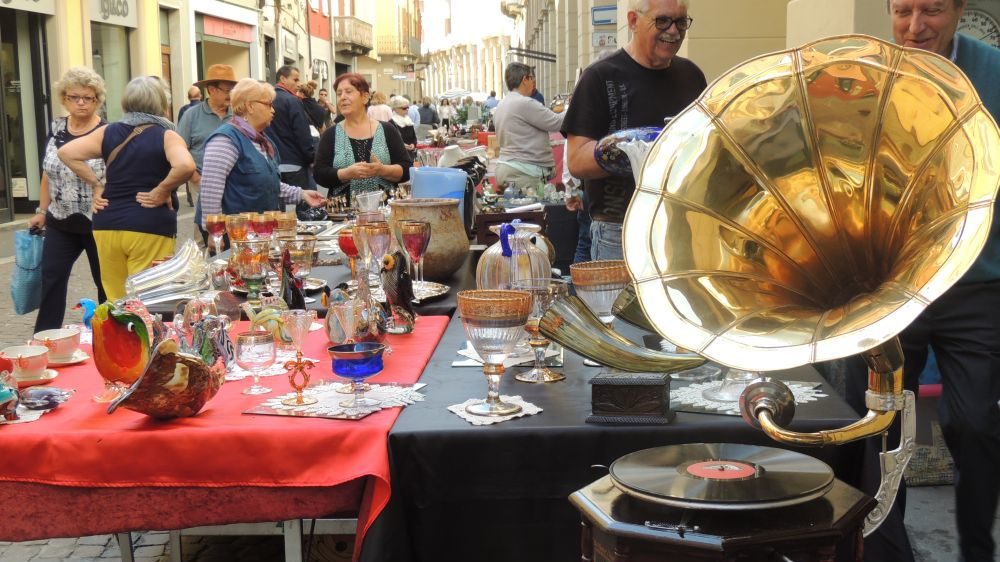 La Fiera delle anticaglie a Tortona si conferma sempre un successo. Alcune immagini
