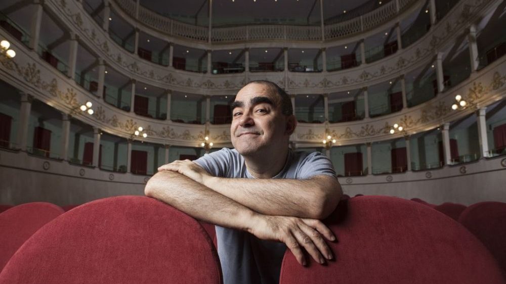 Lunedì a Tortona al via la stagione teatrale con Elio in anteprima nazionale