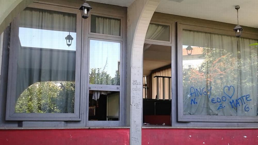 Ex Pizzeria Mediterraneo a Tortona: dopo aver rotto un vetro ora hanno sfondato la porta. Chiesto un intervento per la sicurezza