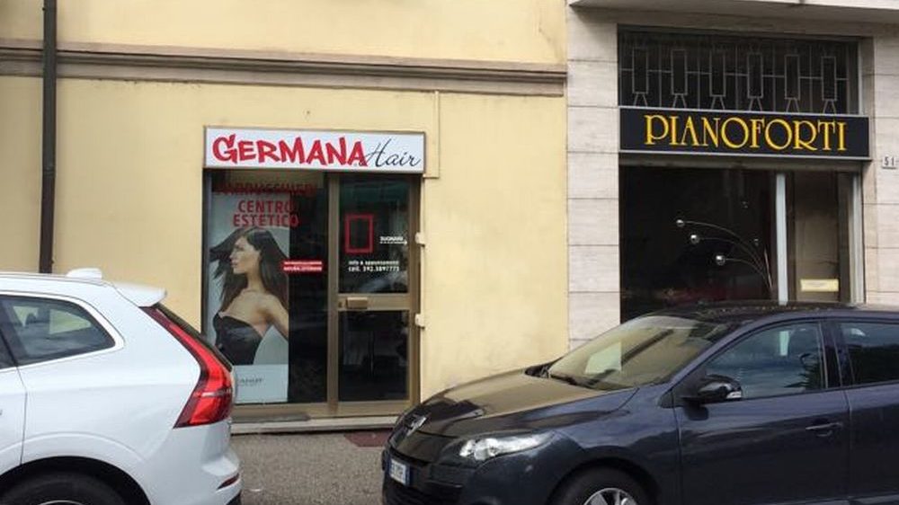 Tortona, lascia aperta la porta del negozio e viene derubata dell’incasso e spinta a terra