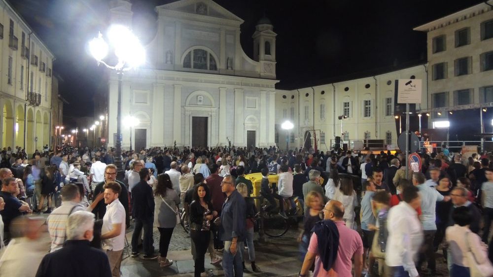 Una marea di gente a Tortona per lo strepitoso successo della Notte Bianca. Le prime immagini