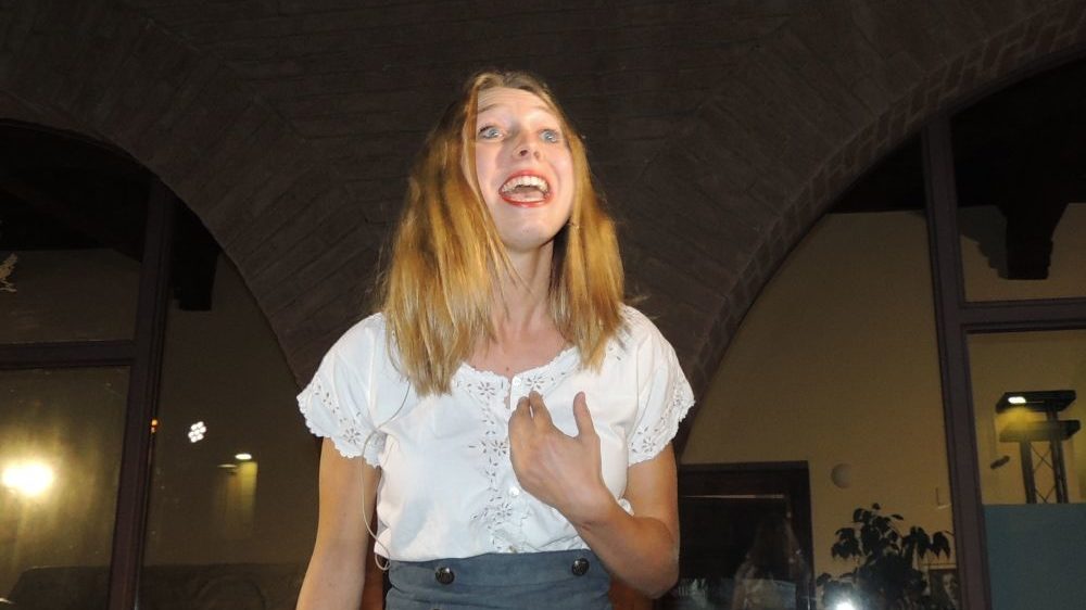 Giovani tortonesi hanno recitato in strada Shakespeare e Goldoni con grande talento e successo